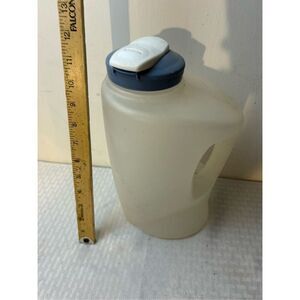 Rubbermaid light blue lid 1gal scuffs discoloration